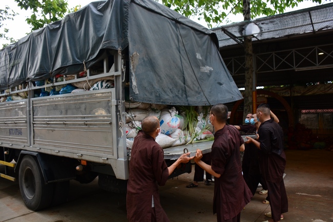 Chùa Hoằng Pháp: Tiếp tục hỗ trợ người dân khó khăn trong đại dịch Covid (đợt 8)